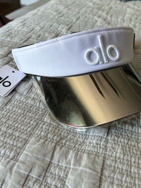 ALO Yoga White Visor with Silver Mirror Brim NWT! Still has protective plastic